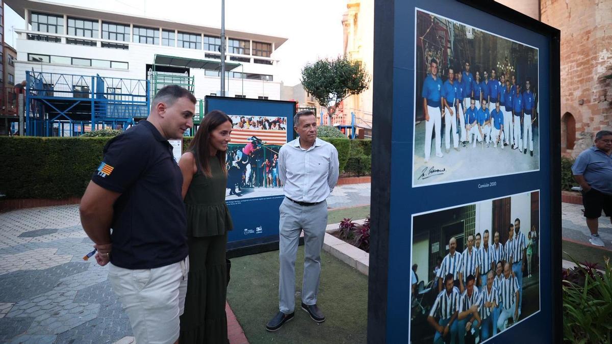 El alcalde de Burriana, Jorge Monferrer, junto a la concejal de Fiestas, Paloma Boix y un integrante de la Comisión del Toro, visitando la exposición.