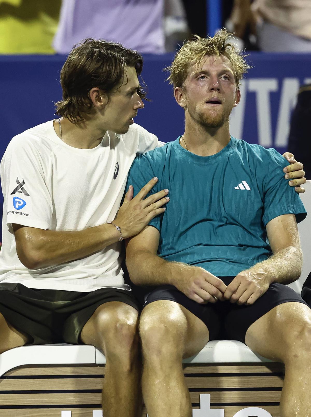 De Miñaur consuela a Davidovich después de conquistar el título