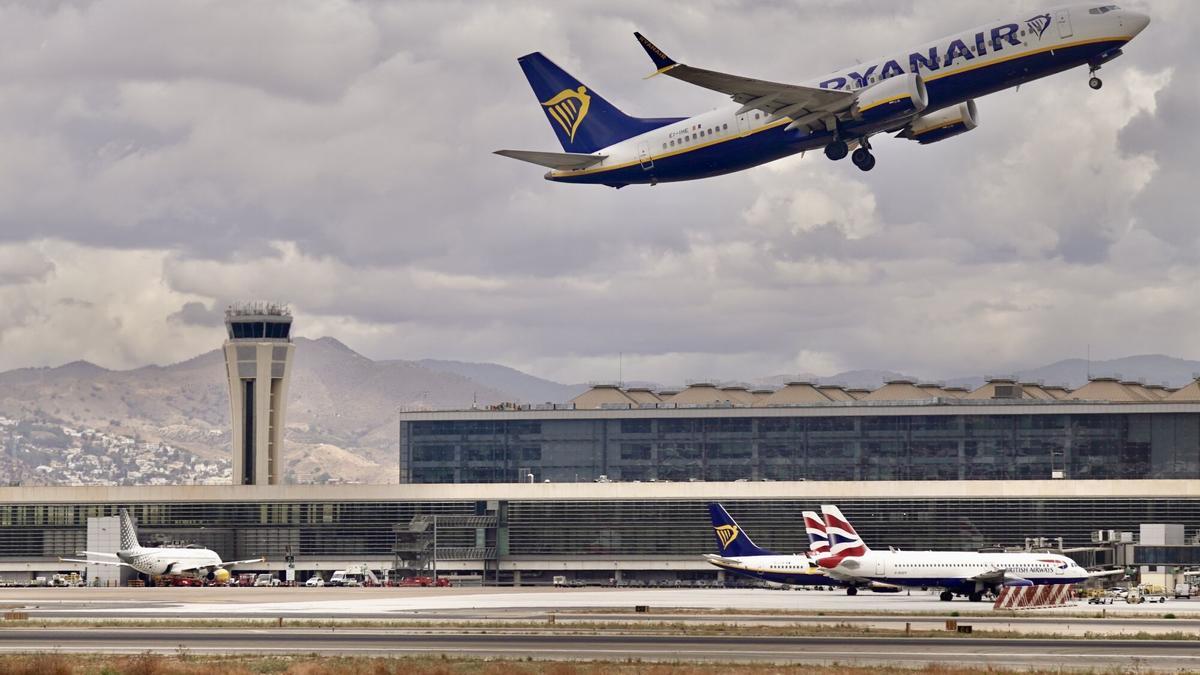 Un avión de la compañía Ryanair sale del aeropuerto de Málaga