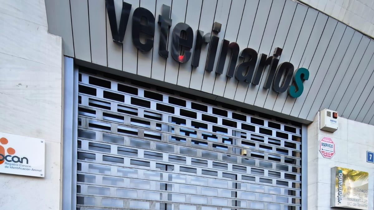La sede del Colegio de Veterinarios de Santa Cruz de Tenerife cierra sus puertas este martes en señal de protesta.