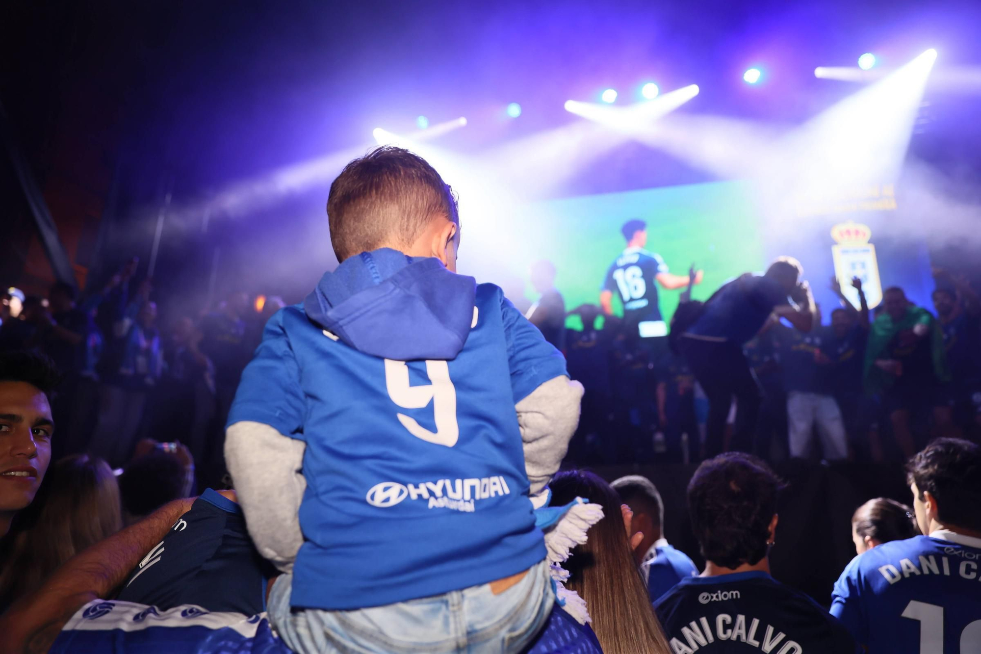 EN IMÁGENES | Así se celebró el ascenso del Oviedo a Primera: la afición estalla en una noche histórica