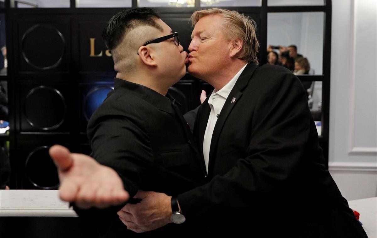 Los imitadores del líder norcoreano, Kim Jong Un, y del presidente de Estados Unidos, Donald Trump, se besan en la recepción del hotel ’La Paix’ en Hanoi, Vietnam.