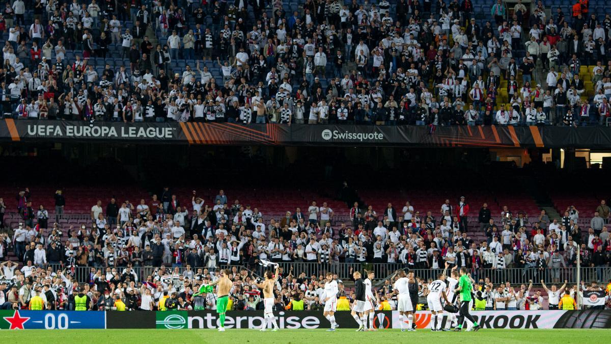 Los aficionados del Eintracht Frankfurt en el Camp Nou