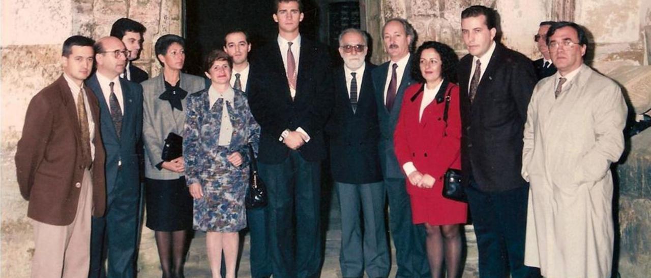 “Pueblo ejemplar”. El entonces Príncipe Felipe con la directiva de Cubera, durante la entrega del premio de 1991. González, segundo por la izquierda.