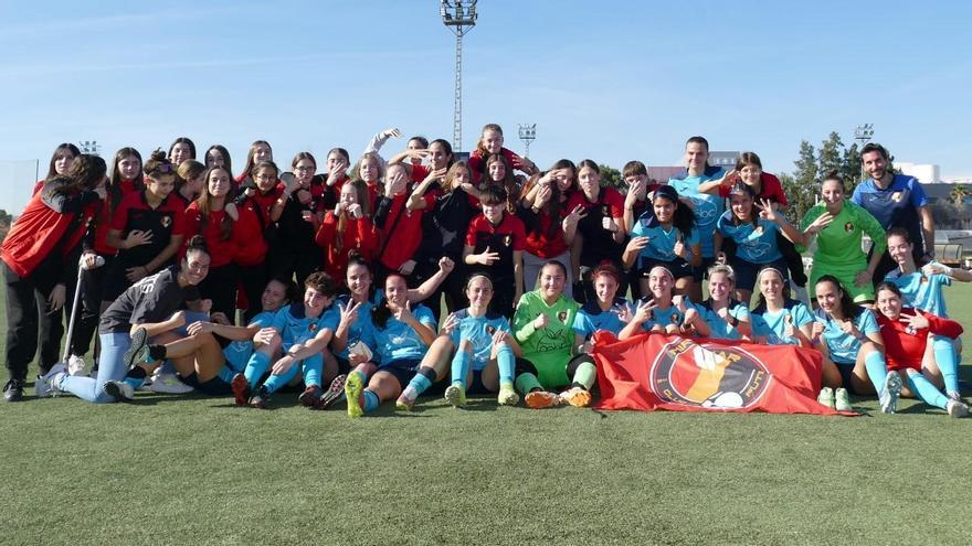 El primer equipo del CF Miramar y las jugadoras de la base celebran el triunfo en Valencia