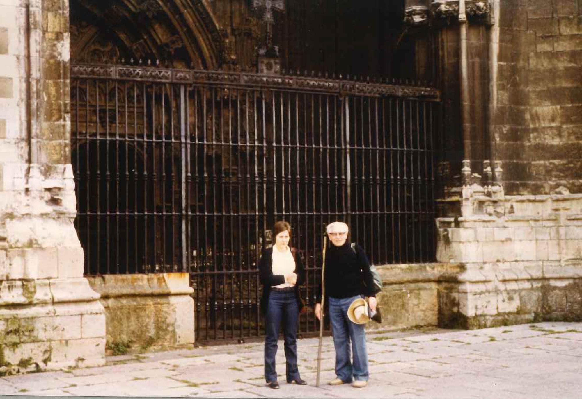 Herbert Simon con su hija Lioba, entonces con 21 años y estudiante en la capital asturiana, que acudió a despedirlo. 