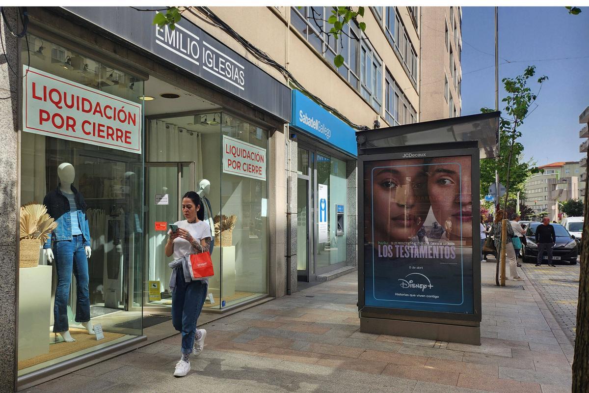 Una de las tiendas de Emilio Iglesias en Vigo con el cartel de liquidación.