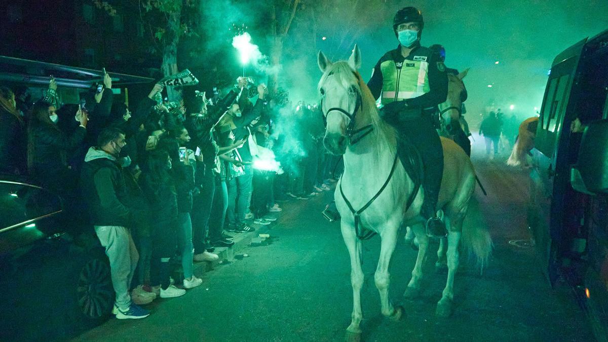 Dispositivo policial desplegado en las inmediaciones del estadio del Real Betis.