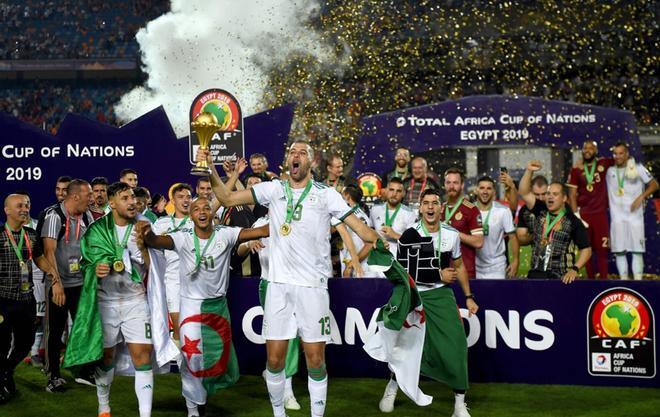 Los jugadores de la selección de Algeria celebran la victoria en la final de la Copa África 2019  (CAN) en el Cairo International Stadium en El Cairo.