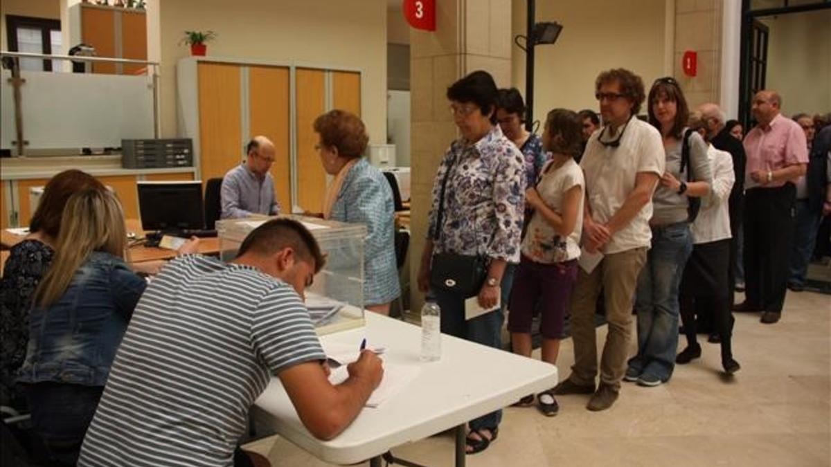 Vecinos de Tortosa votan en la consulta sobre el monumento franquista del Ebre.