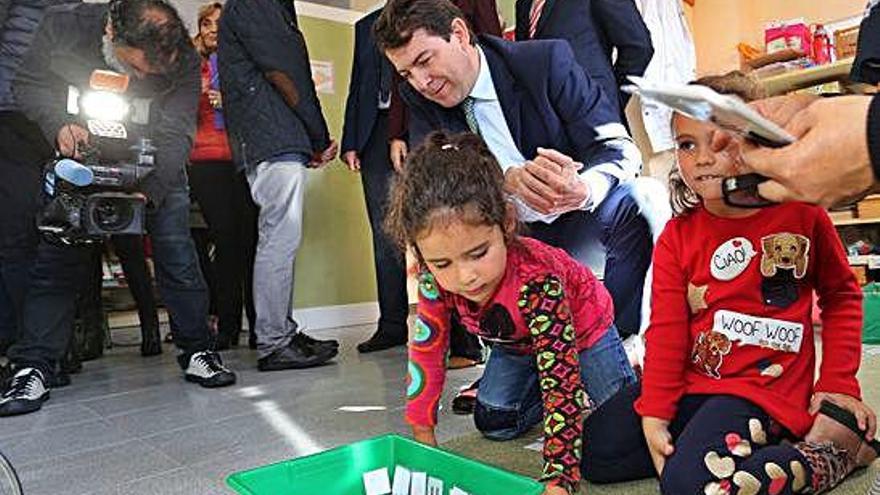 Alfonso Fernández Mañueco, junto a dos niñas de colegio &quot;Padre Anastasio Gutierrez&quot;, en Palencia.