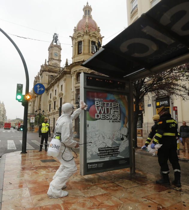 La UME desinfecta la plaza del Ayuntamiento de València por el coronavirus