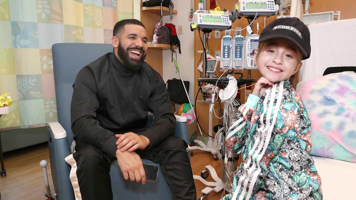 El rapero Drake visita por sorpresa a una niña hospitalizada en Chicago que soñaba con conocerle.