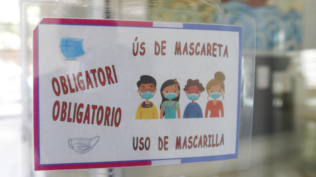 Cartel con medidas anticovid en un colegio