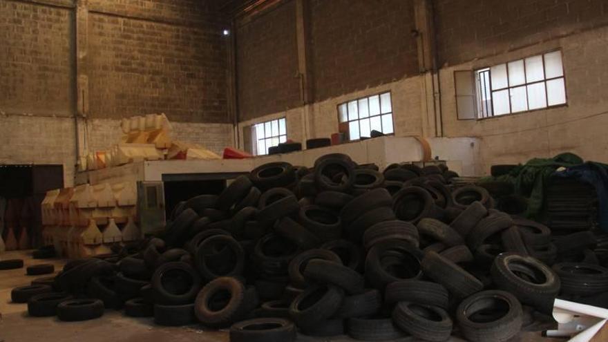 Vecinos urgen retirar decenas de neumáticos abandonados