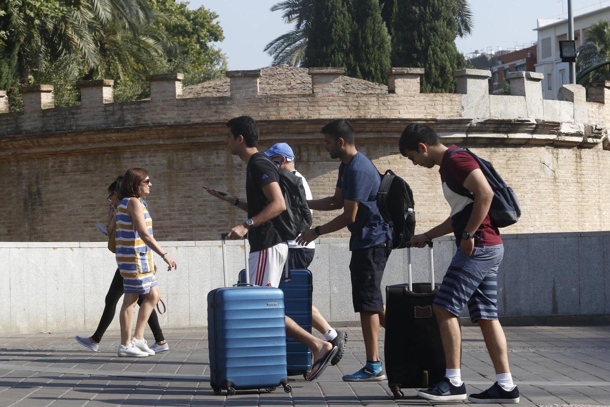 Turistas pasean por el centro de Córdoba.