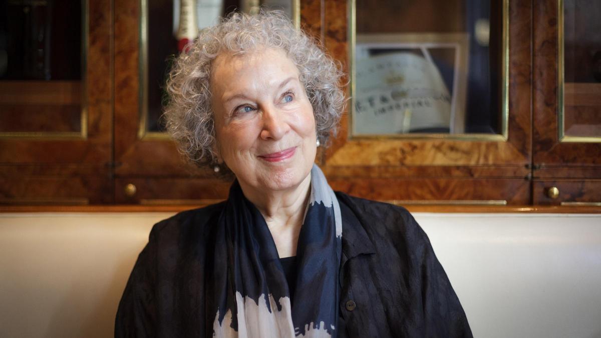 La escritora Margaret Atwood publica en español la colección de relatos 'Perdidas en el bosque'.