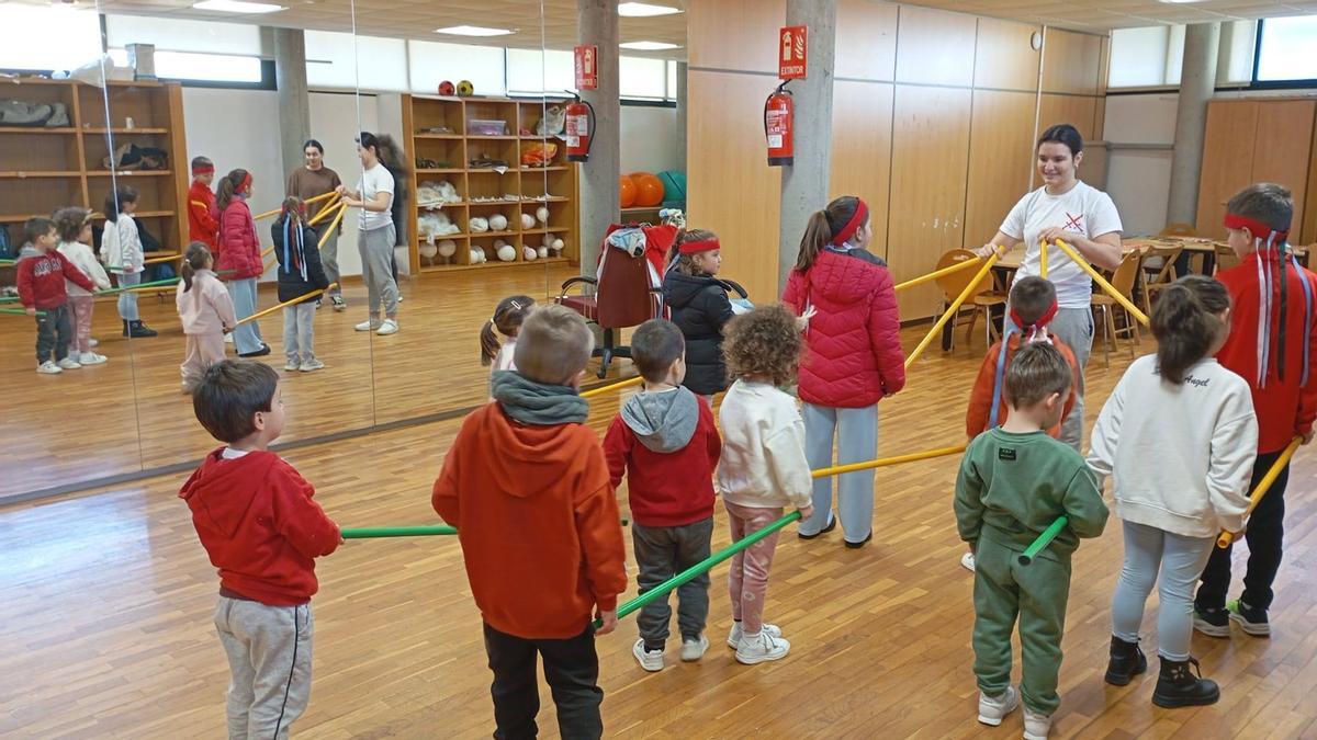 Nenos e nenas nunha das actividades de conciliación de Nadal en Muxía.