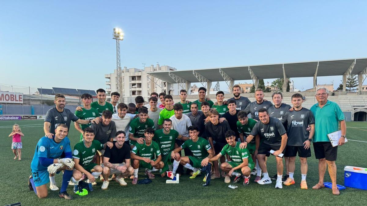 El Poblense posa tras ganar el Ciutat de Manacor.