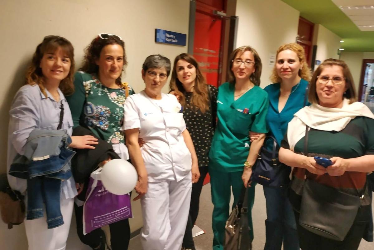 Felisa Gallego, a la derecha, con un grupo de profesionales de Digestivo antes de la pandemia. | Cedida