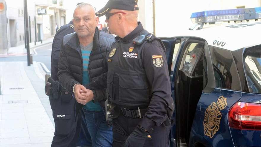 Uno de los detenidos en la primera fase de la operación, en Cambados. // Noé Parga