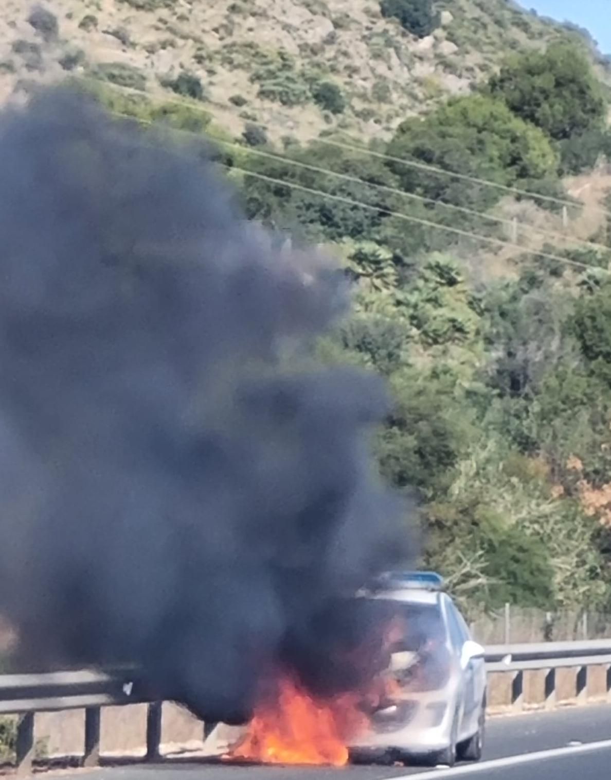 Ilesos dos guardias civiles al arder un coche patrulla entre Ondara y El Verger