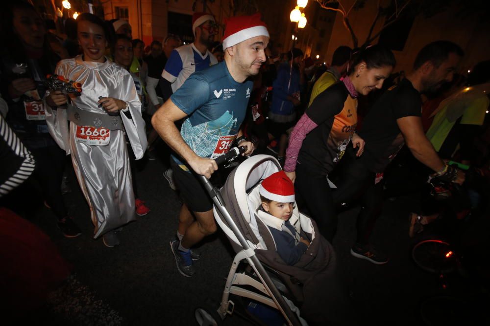 Una San Silvestre lúdica y solidaria recorre Alicante.