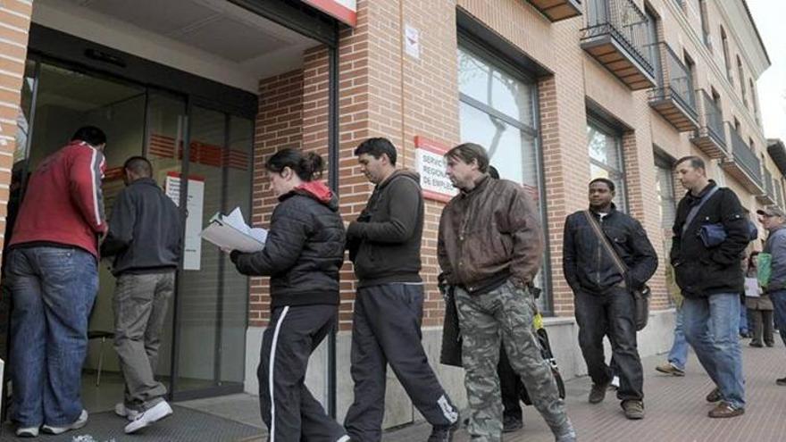 El paro baja en marzo en 4.979 personas en España