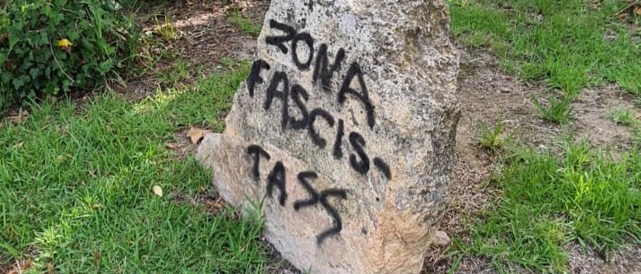 Monolito con pintadas al grito de &quot;zona fascista&quot; en el Parque Municipal de Elche este martes