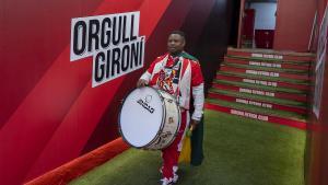 Effah Kingsford, más conocido como ‘Sisplau’, aficionado del CF Girona y originario de Ghana, en el estadio de Montilivi.