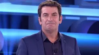 Arturo Valls relata la historia del concursante que se lesionó en 'Ahora caigo'