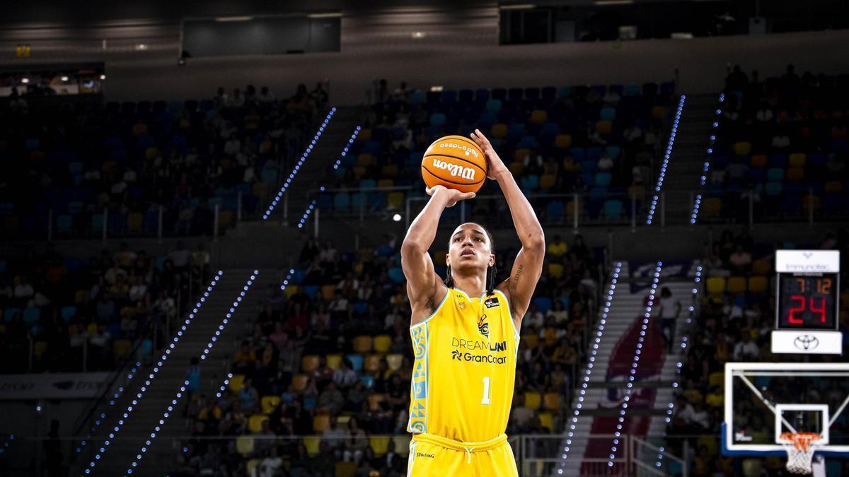 Lucas Maniema lanza un tiro libre durante un partido en el Gran Canaria Arena.