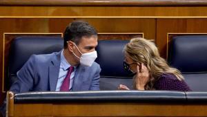 El presidente del Gobierno, Pedro Sánchez, y la vicepresidenta segunda, Yolanda Díaz; en el Congreso.