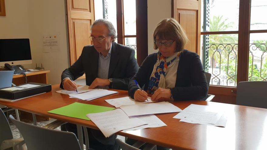El conseller Martí March y la alcaldesa Magdalena Solivellas han firmado hoy el convenio de colaboración.