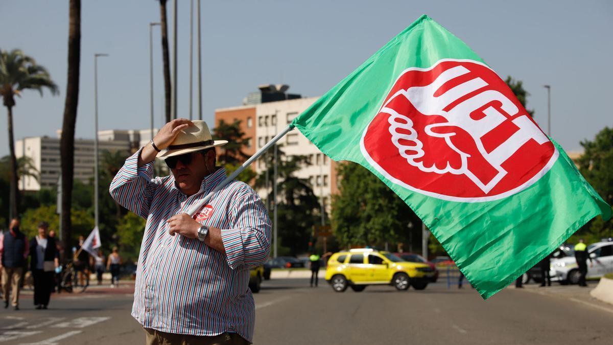 Un hombre porta una bandera en una pasada manifestación del 1 de mayo.