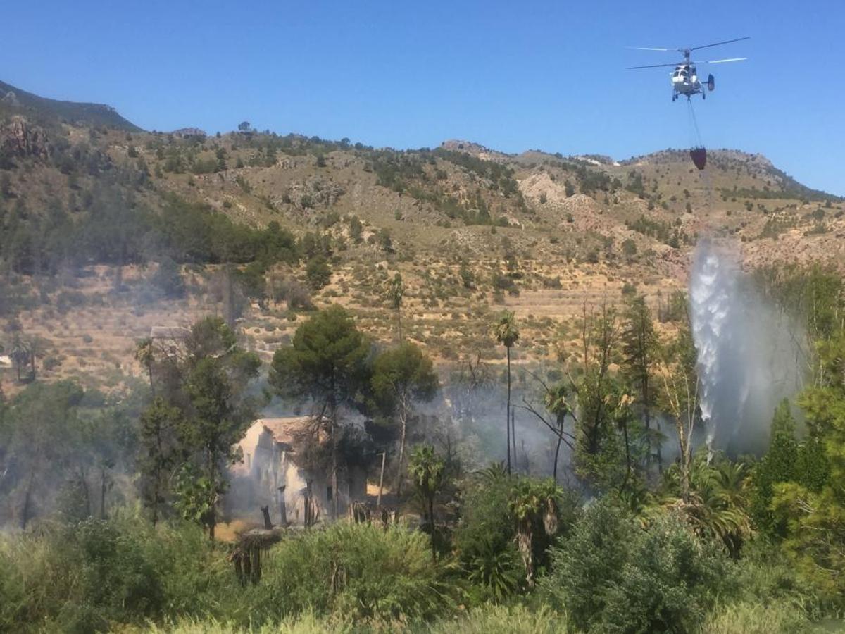 Un incendio forestal en el Menjú de Cieza rodea un Un incendio forestal en el Menjú de Cieza rodea un