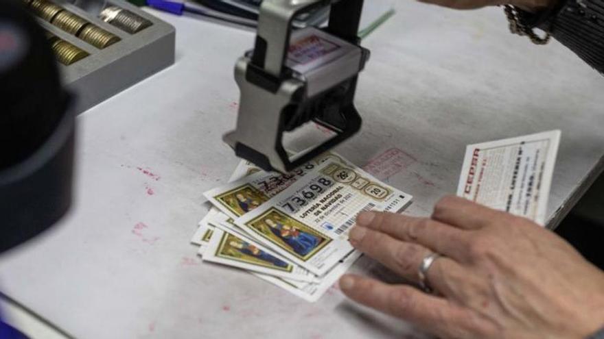 Una administración sella décimos de la Lotería de Navidad.