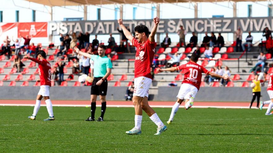 Juan Delgado celebra un gol durante el partido de la pasada temporada entre la SD Ibiza y el Alzira en el Sánchez y Vivancos. | T. ESCOBAR