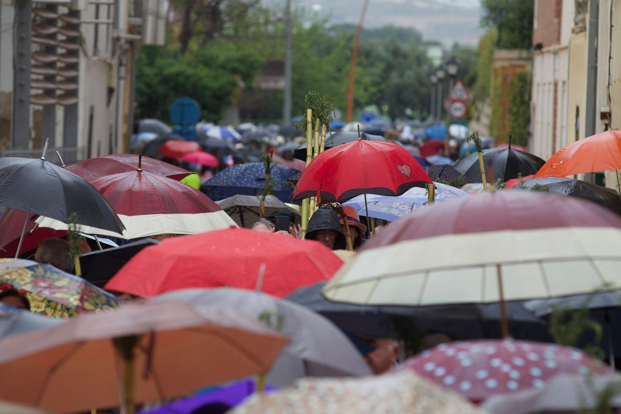 Miles de alicantinos acompañan a la Santa Faz en su peregrinación pese a la lluvia