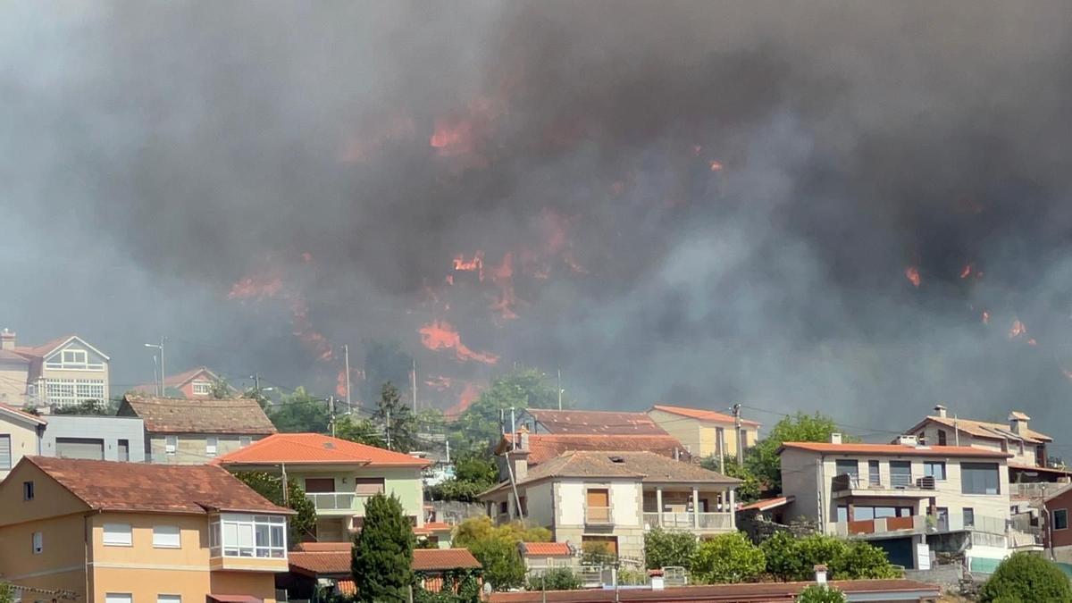 El incendio amenaza a las viviendas.