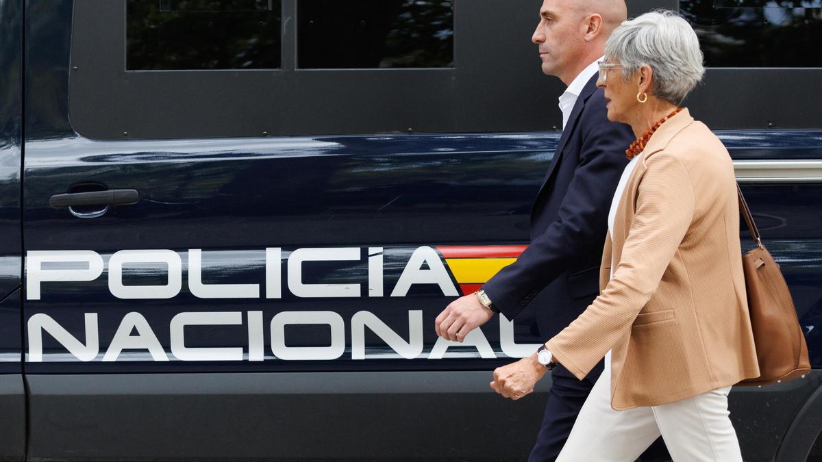 Luis Rubiales y su abogada Olga Tubau en su llegada a la Audiencia Nacional.