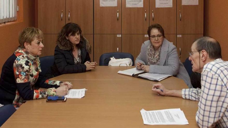 Por la izquierda, Blanca Pantiga, María Jesús García, Dolores Moreno y Jesús Sánchez, en la reunión celebrada en La Felguera.