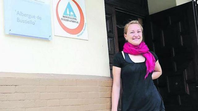 La alemana Anne Marie Gruenert, a la entrada del albergue de Bustiello.