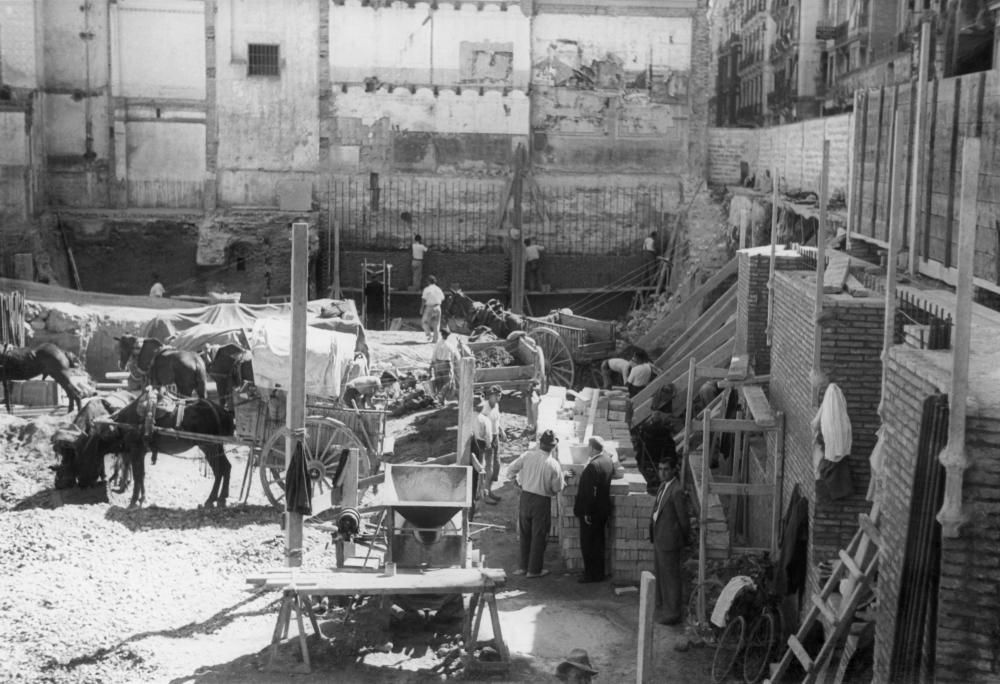 Los operarios del acero   Las 45 fotografías  realizadas entre 1935 y 1936, permiten conocer los métodos de construcción de la época, los materiales utilizados (cemento y acero, principalmente), los medios de transporte (carretas tiradas por burros) o las condiciones laborales de los trabajadores, que no disponían de grandes medidas de seguridad (sin casco, por ejemplo) y vestían con ropa de calle. Las fotografías de esta página muestran los trabajos en el sótano del edificio.