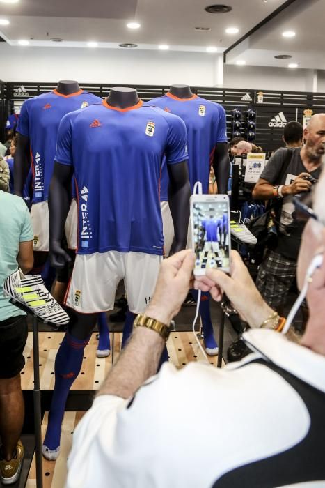 Presentación de la nueva camiseta del Real Oviedo