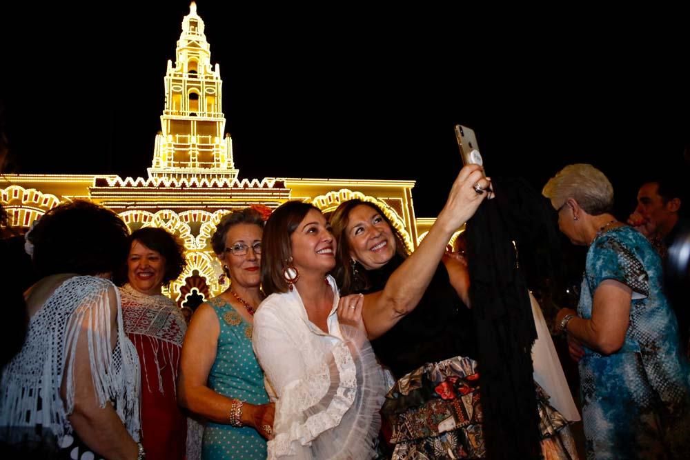 Luces y fuegos artificiales dan inicio a la Feria