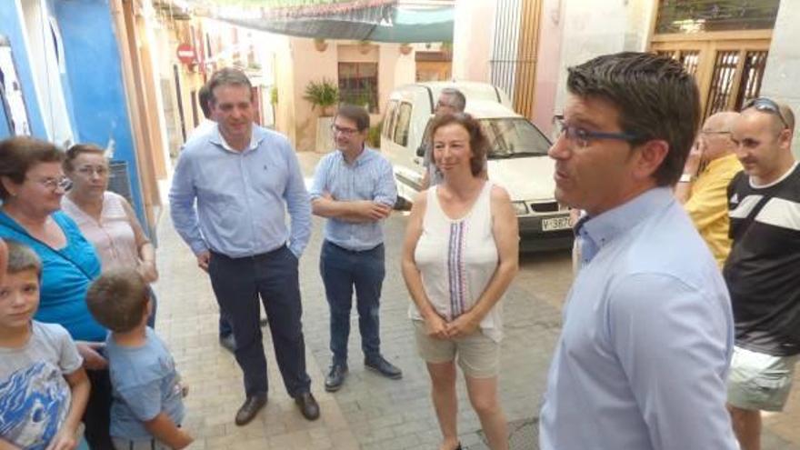 Rodríguez explica a los vecinos de la Vila las obras de mejora que se inician esta semana