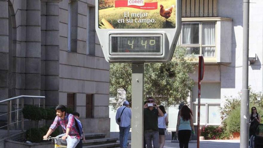 El termómetro del parque San Lázaro llegó a marcar 44º al sol. // Iñaki Osorio