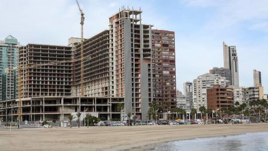 El edificio del hotel Atrium de la Cala de La Vila.