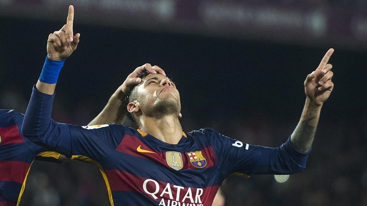 Neymar celebra un gol de penalti al Sporting en el Camp Nou.